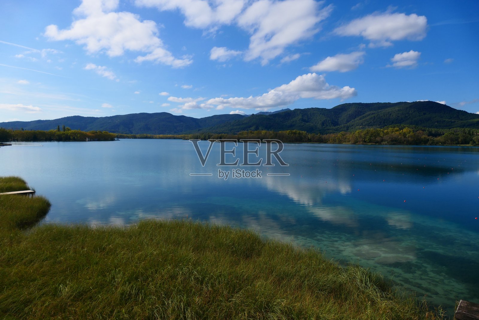 秋天的巴尼奥莱斯湖：加泰罗尼亚照片摄影图片