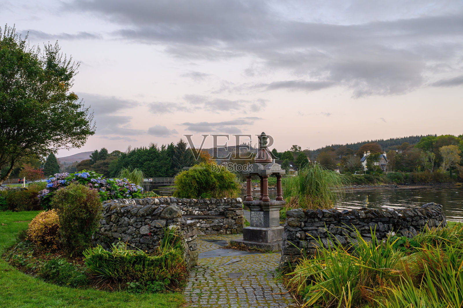 斯凯岛布罗德福德的渔村在日出时分照片摄影图片
