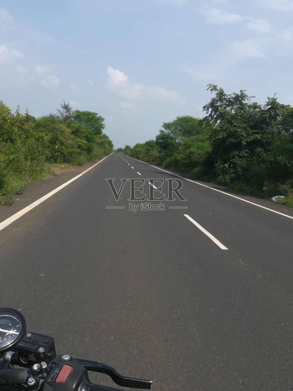 公路上骑自行车的壮丽景色照片摄影图片