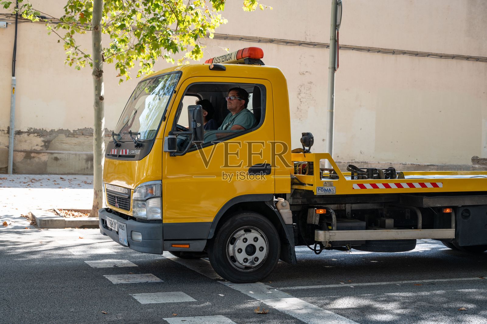 城市中作业的高架起重机卡车司机，三菱扶桑轻卡驾驶室照片摄影图片