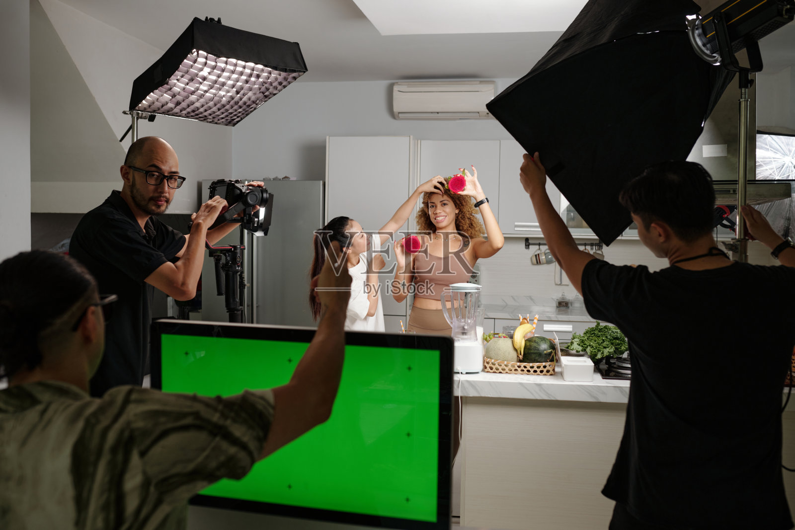 工作人员在摄影棚与模特合作照片摄影图片