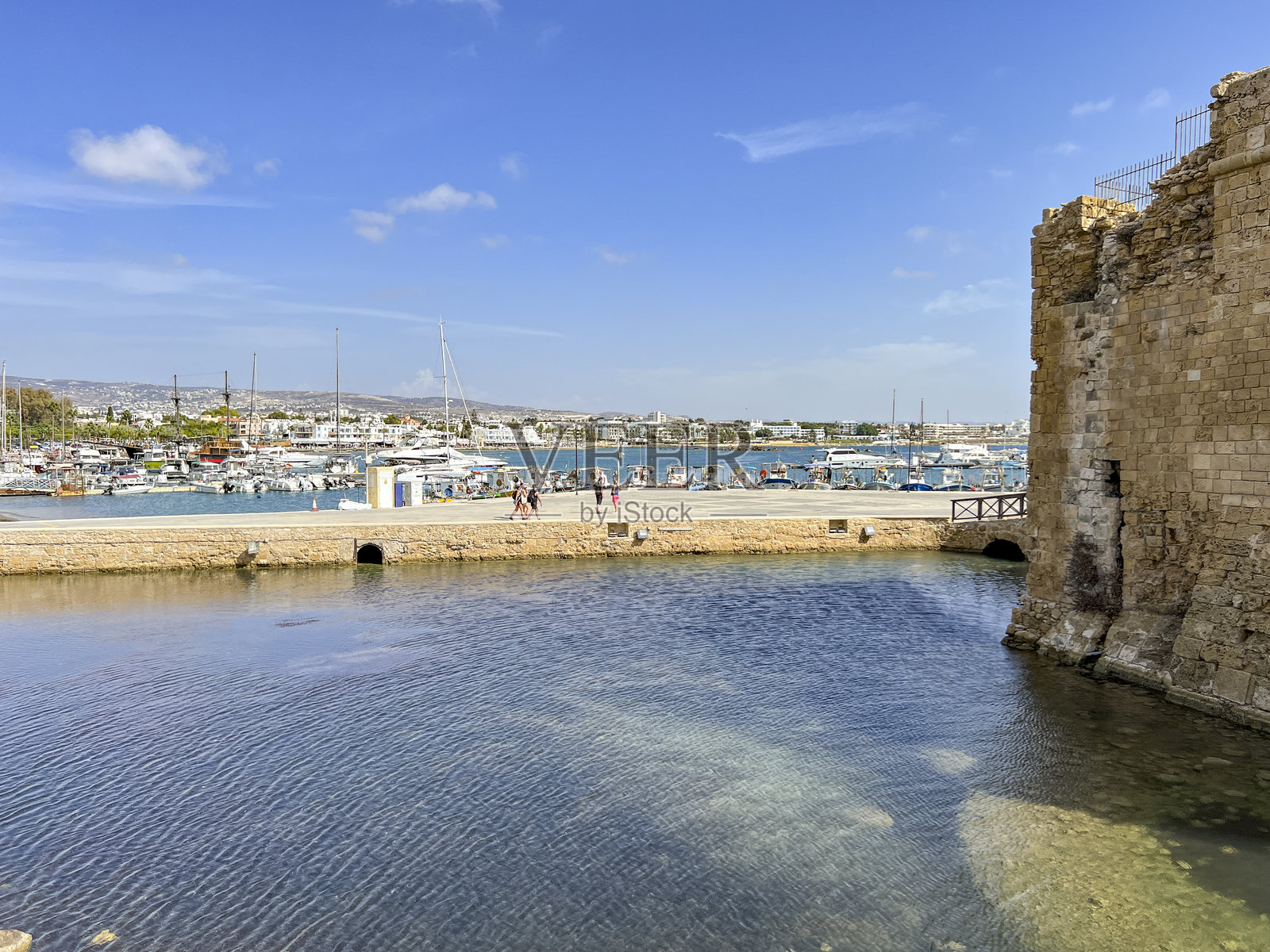 塞浦路斯帕福斯港。码头上停靠着游艇、小船和各种港口设备。照片摄影图片