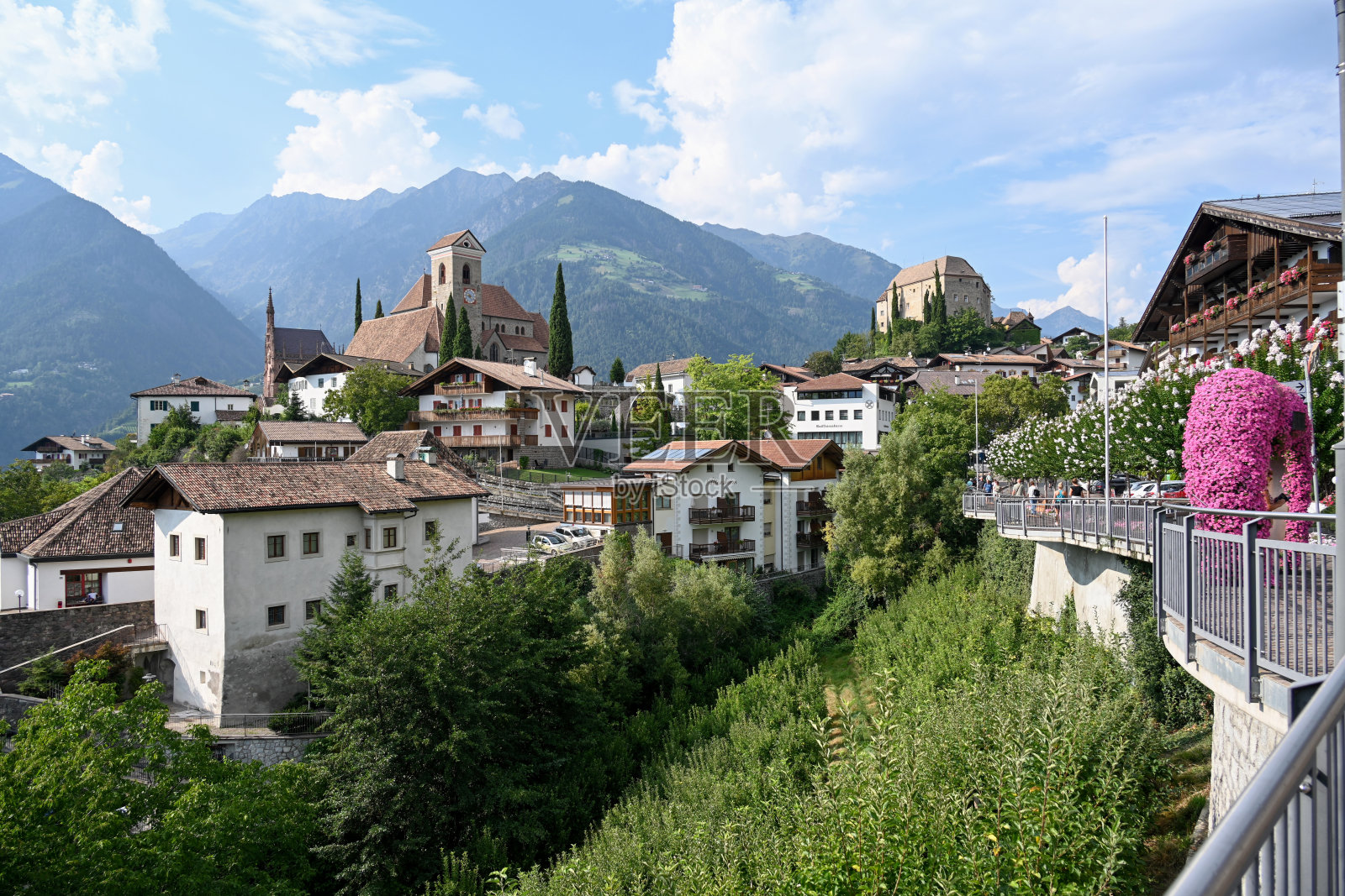 南蒂罗尔的斯凯纳（Scena/Schenna）景观，包含城堡和圣母升天教堂（Parrocchia di Maria Assunta）。照片摄影图片