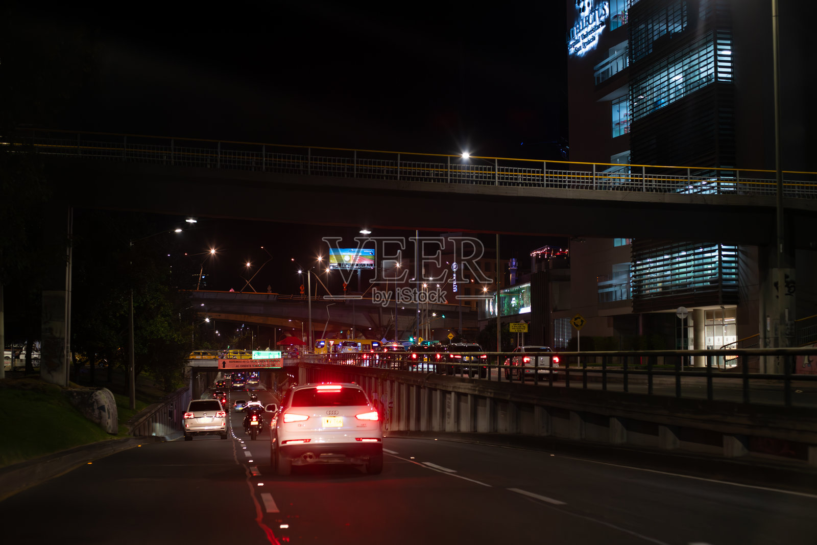 波哥大大街上的夜间汽车照片摄影图片
