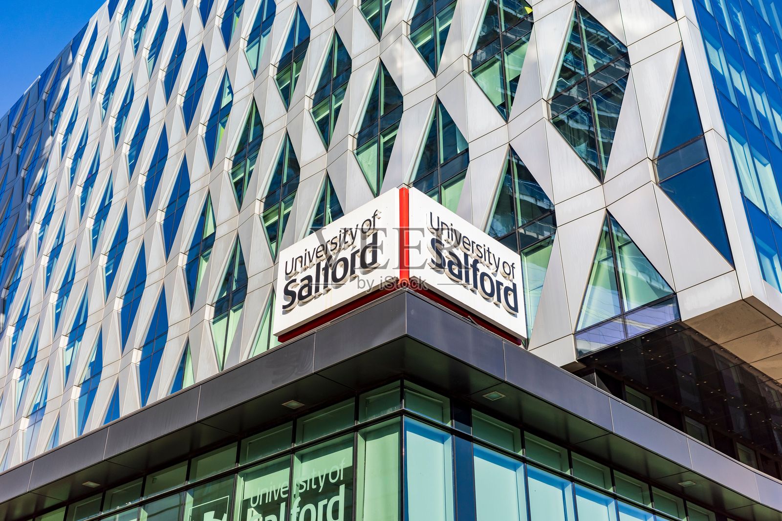 在明亮阳光下的索尔福德大学现代建筑。照片摄影图片