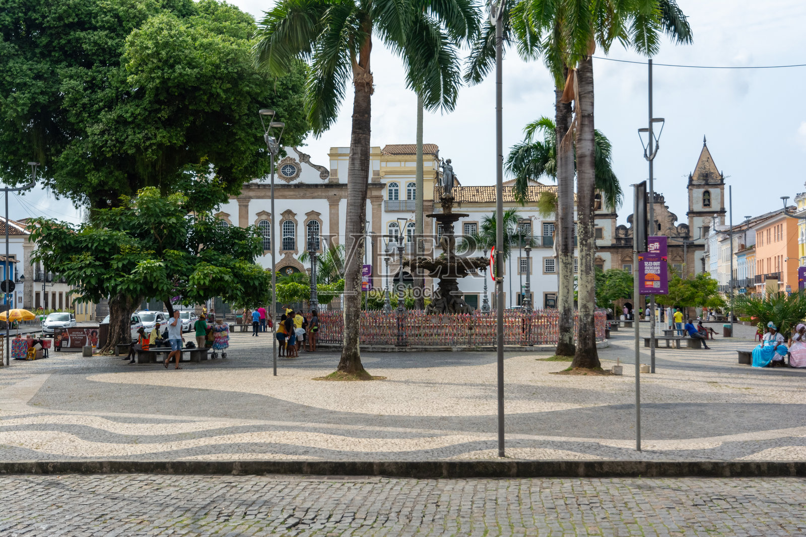 位于巴伊亚州萨尔瓦多市历史中心的拉尔戈·特雷伊罗·德·耶稣广场。照片摄影图片