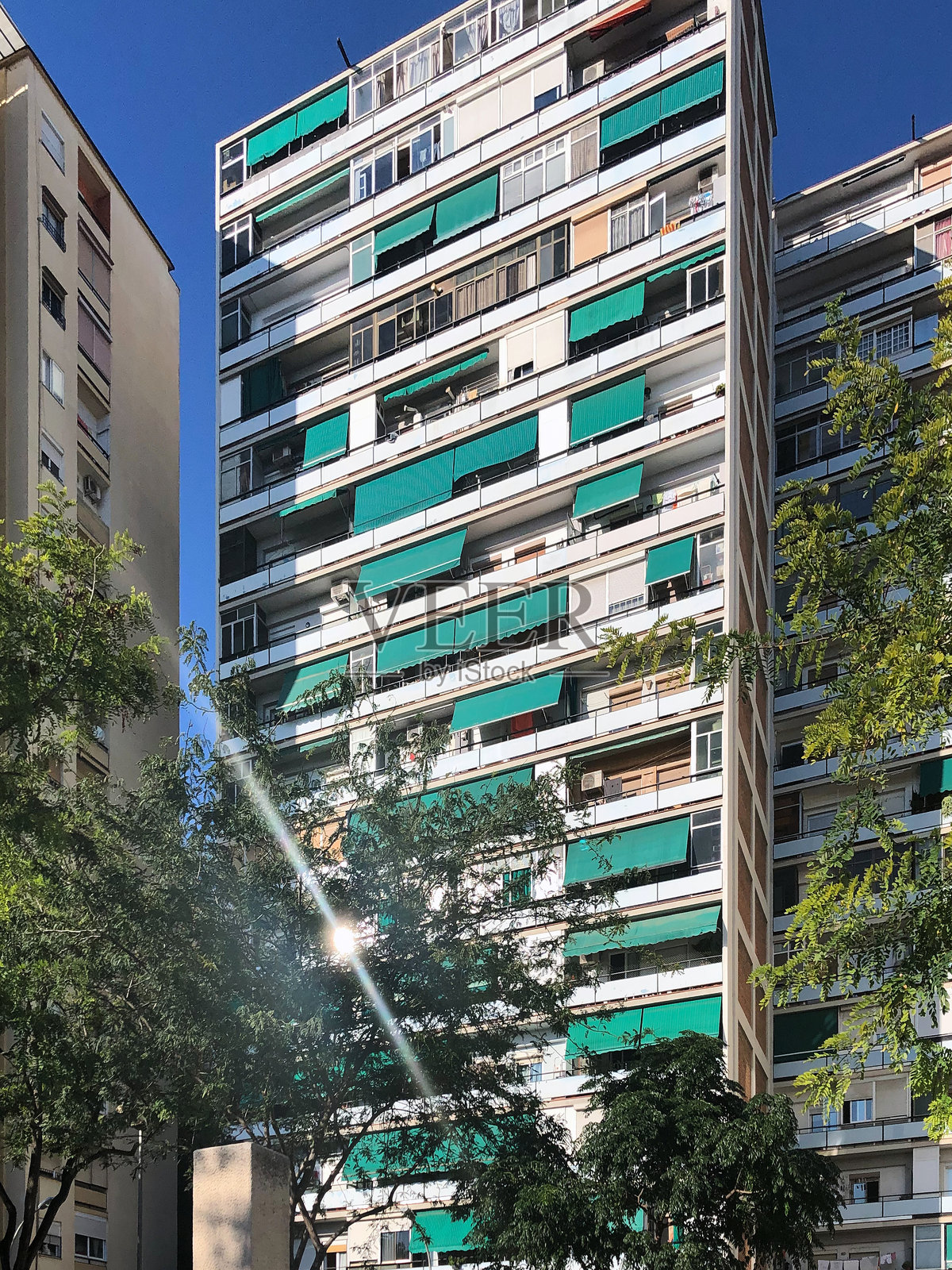 阳光照耀的城市高楼照片摄影图片