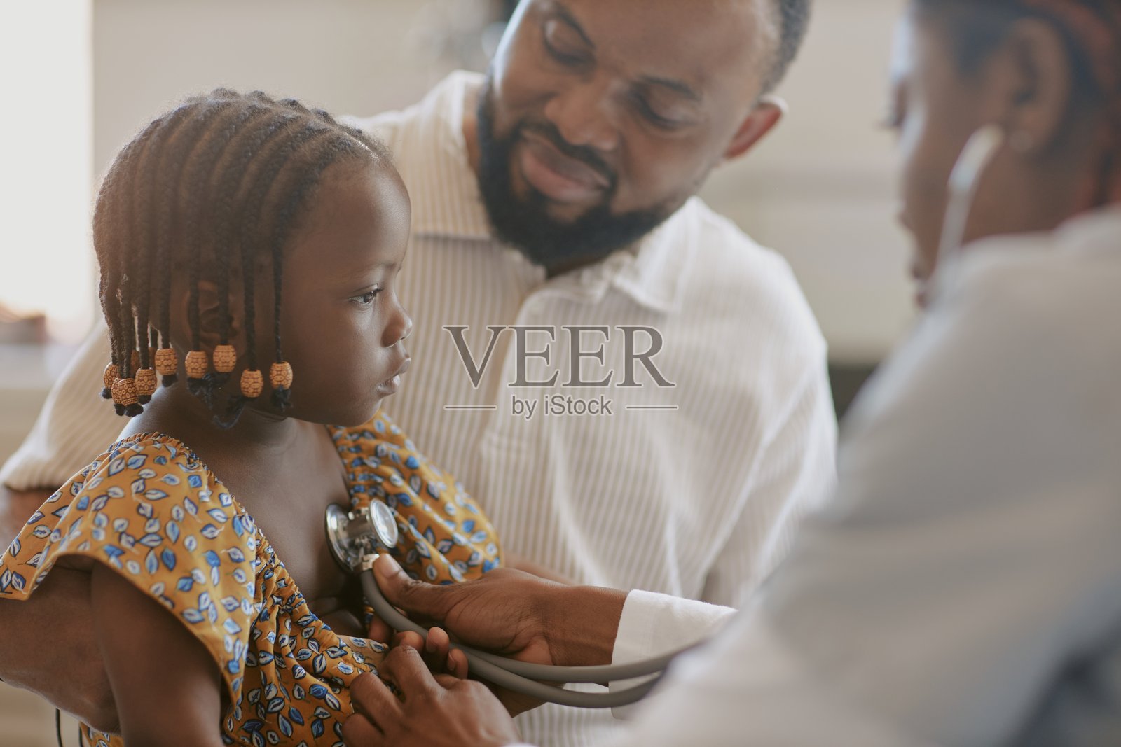 在医疗办公室用听诊器检查儿童照片摄影图片