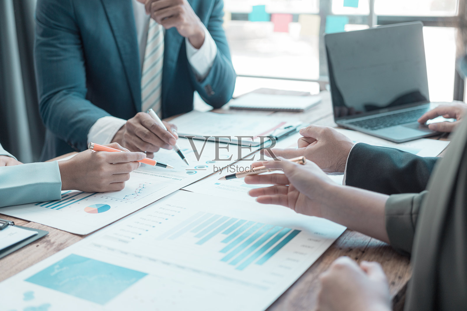 一群商业人士在领导团队会议中合作，与经理进行商务会议。讨论中使用电视展示统计数据和增长图表，大数据数字企业家工作。照片摄影图片