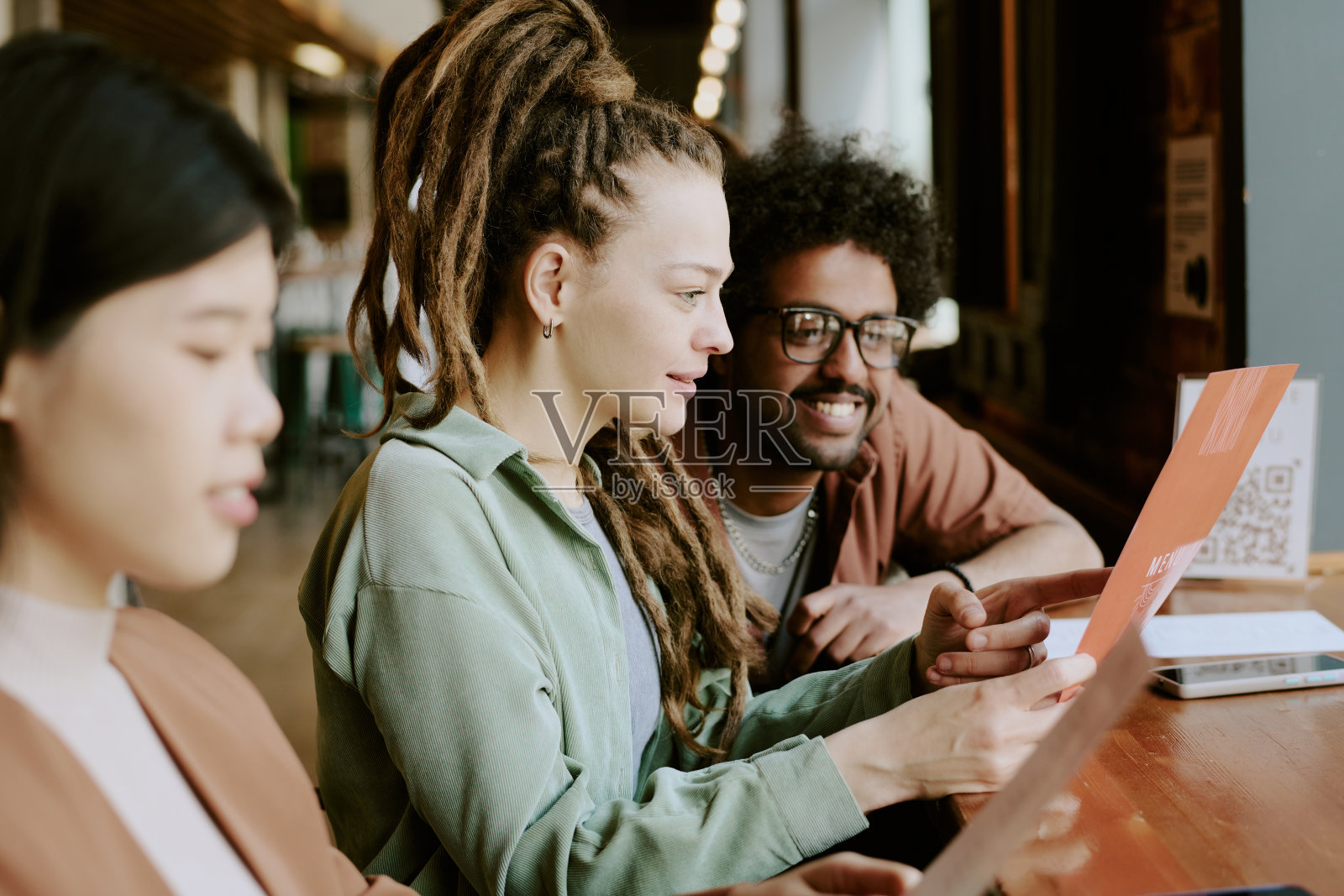 与同事在舒适的咖啡馆讨论工作照片摄影图片