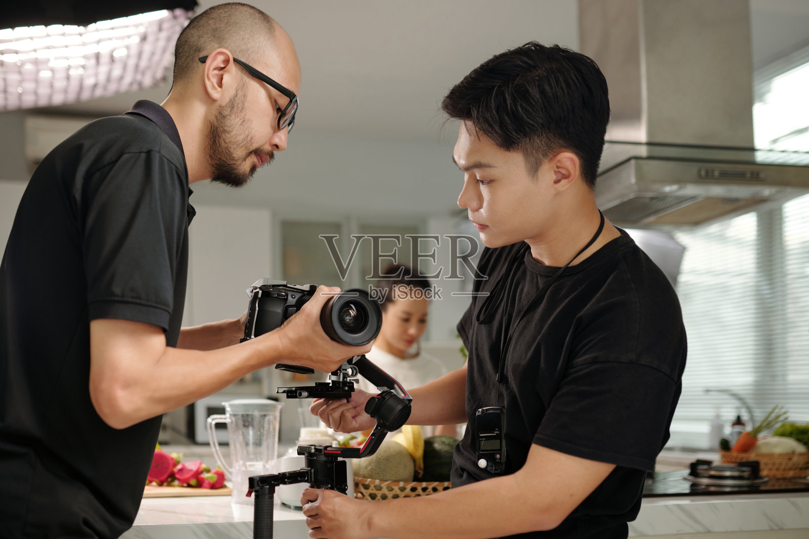 摄影师在相机上更换镜头照片摄影图片