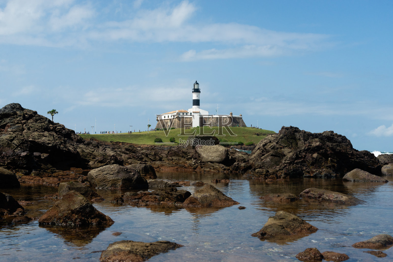 巴伊亚州萨尔瓦多市巴拉海滩上的圣安东尼奥堡或巴拉灯塔的景观。照片摄影图片