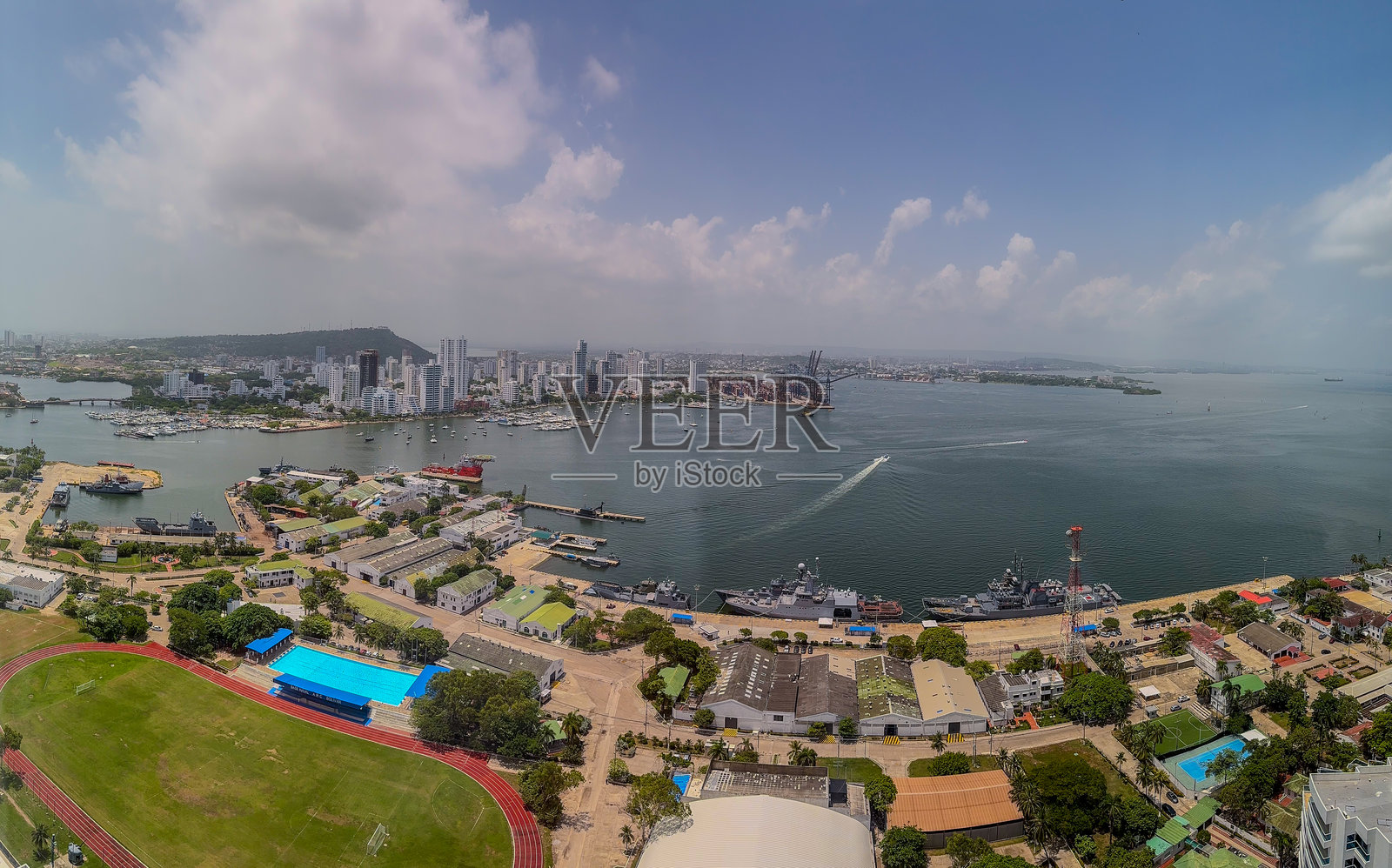 美丽的空中视角，展示了哥伦比亚卡塔赫纳高档区域的博卡格兰德酒店区，因其长长的沙滩和棕榈树环绕的海滨长廊而闻名。照片摄影图片