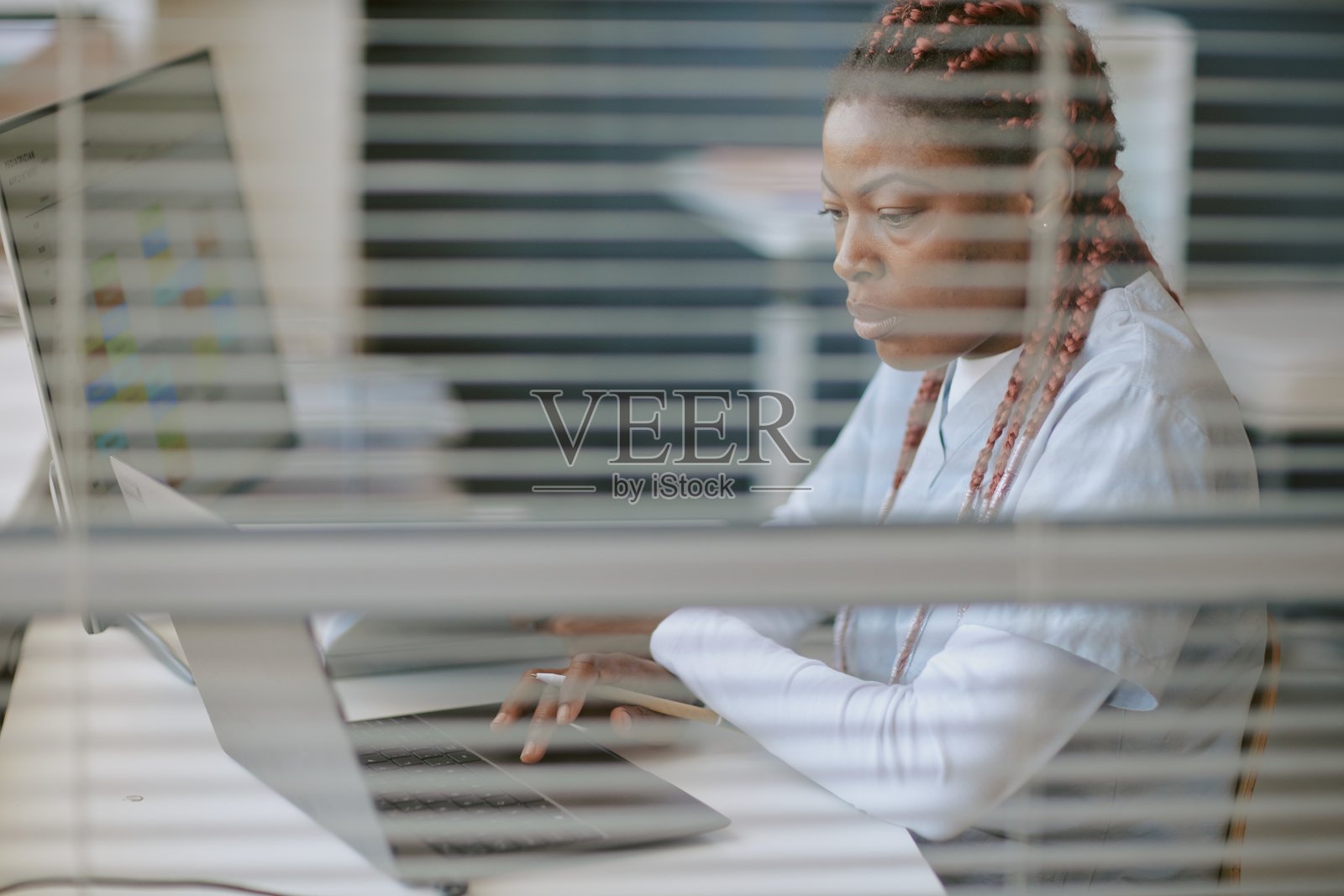 在办公室环境中专注于工作照片摄影图片