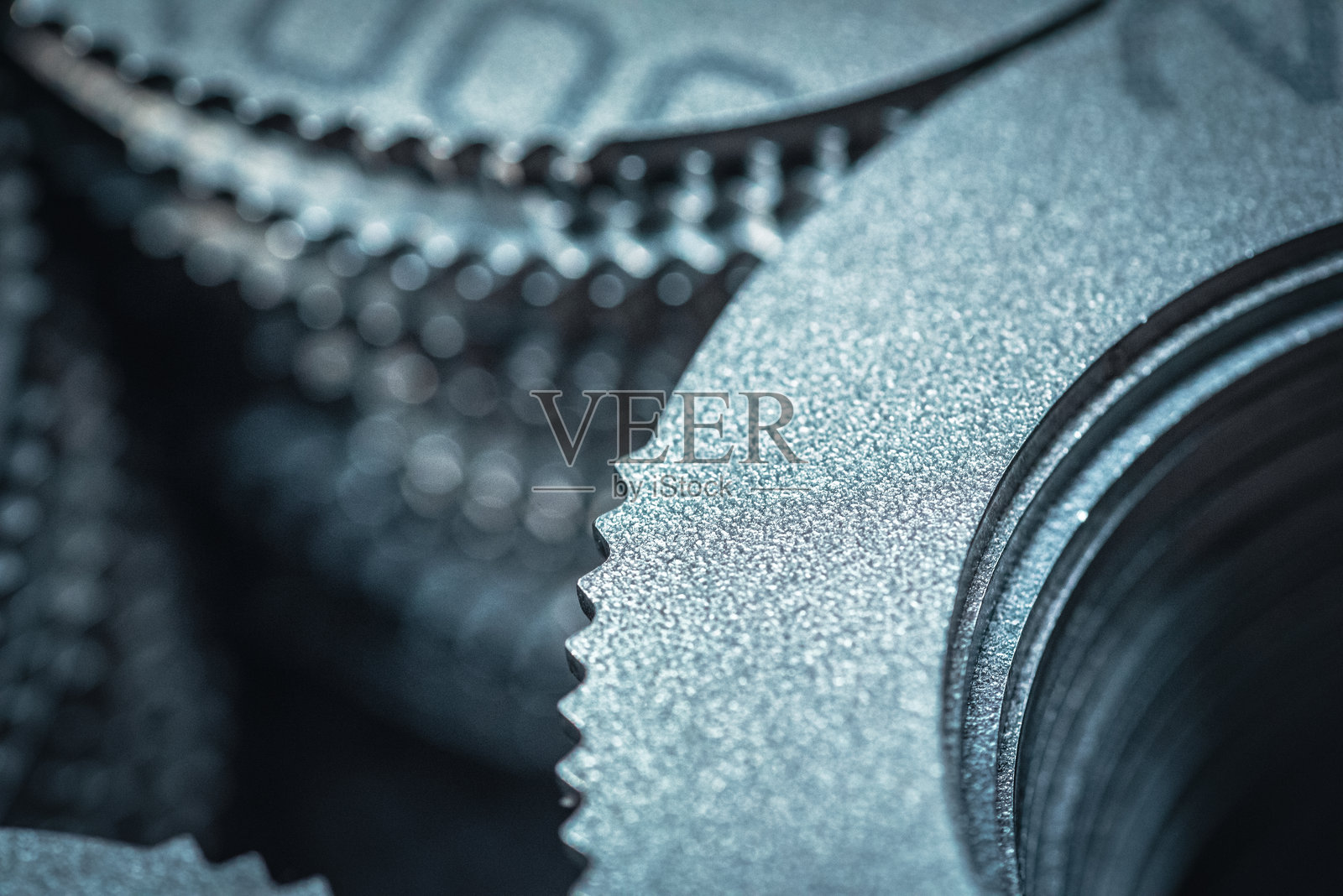 生产后堆叠的小型金属齿轮和零件特写照片摄影图片