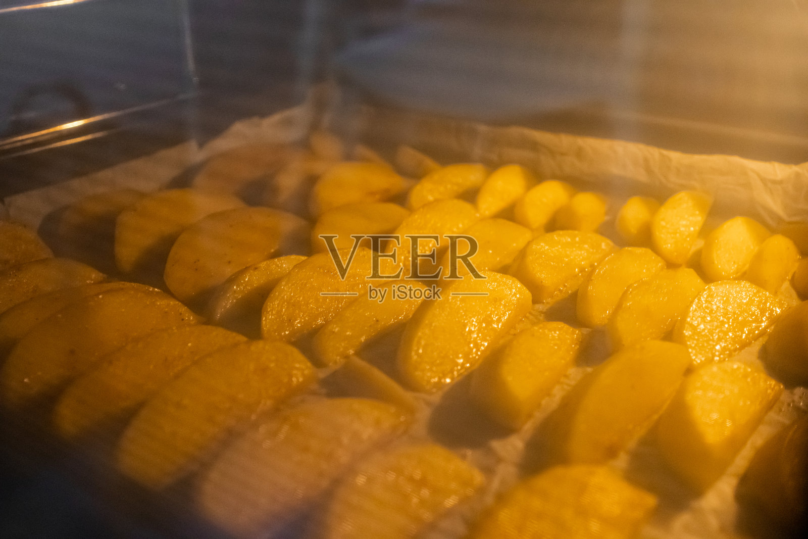 烤制的薯条（马铃薯角）特写镜头。照片摄影图片