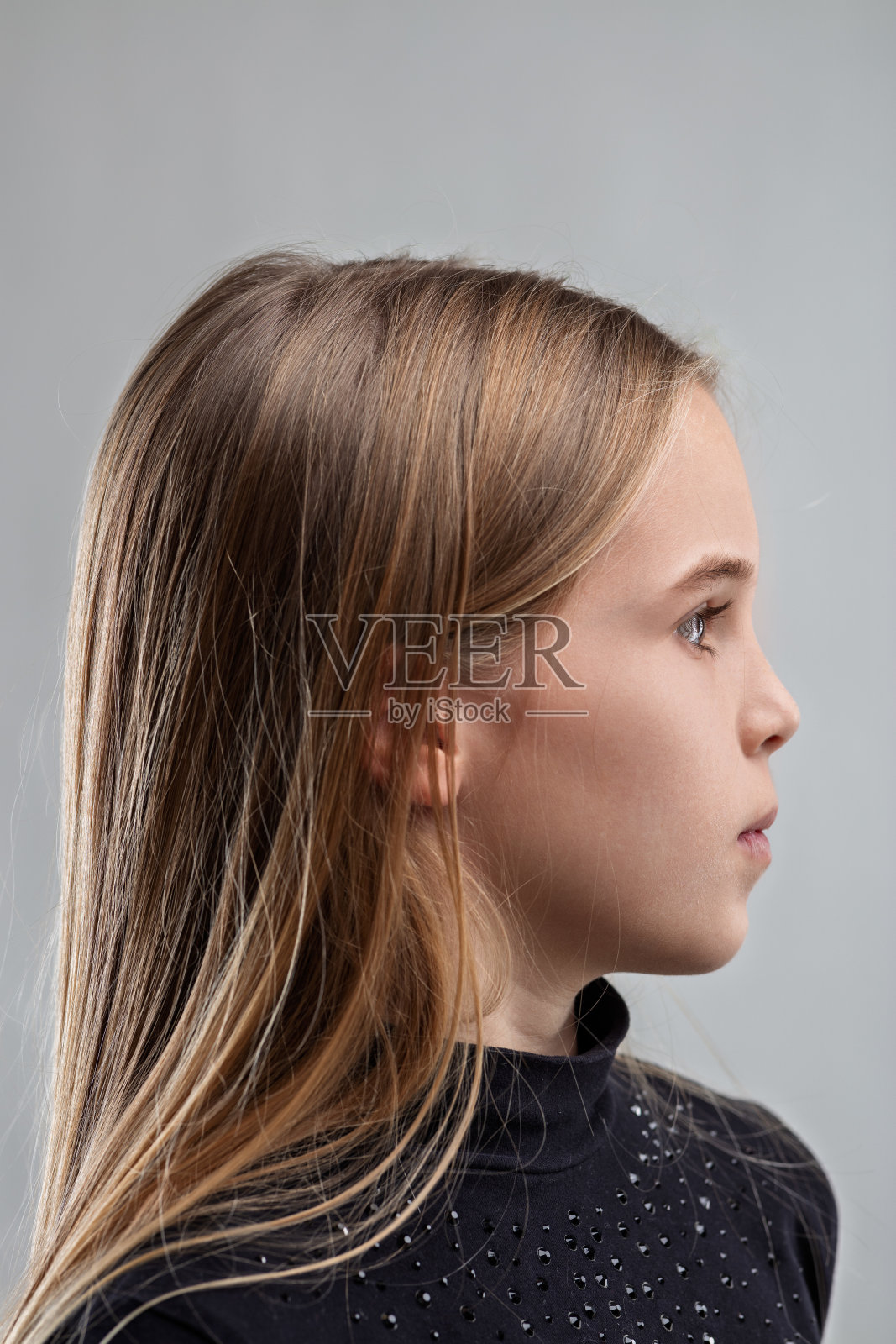 年轻女孩侧面展示中性面部表情照片摄影图片