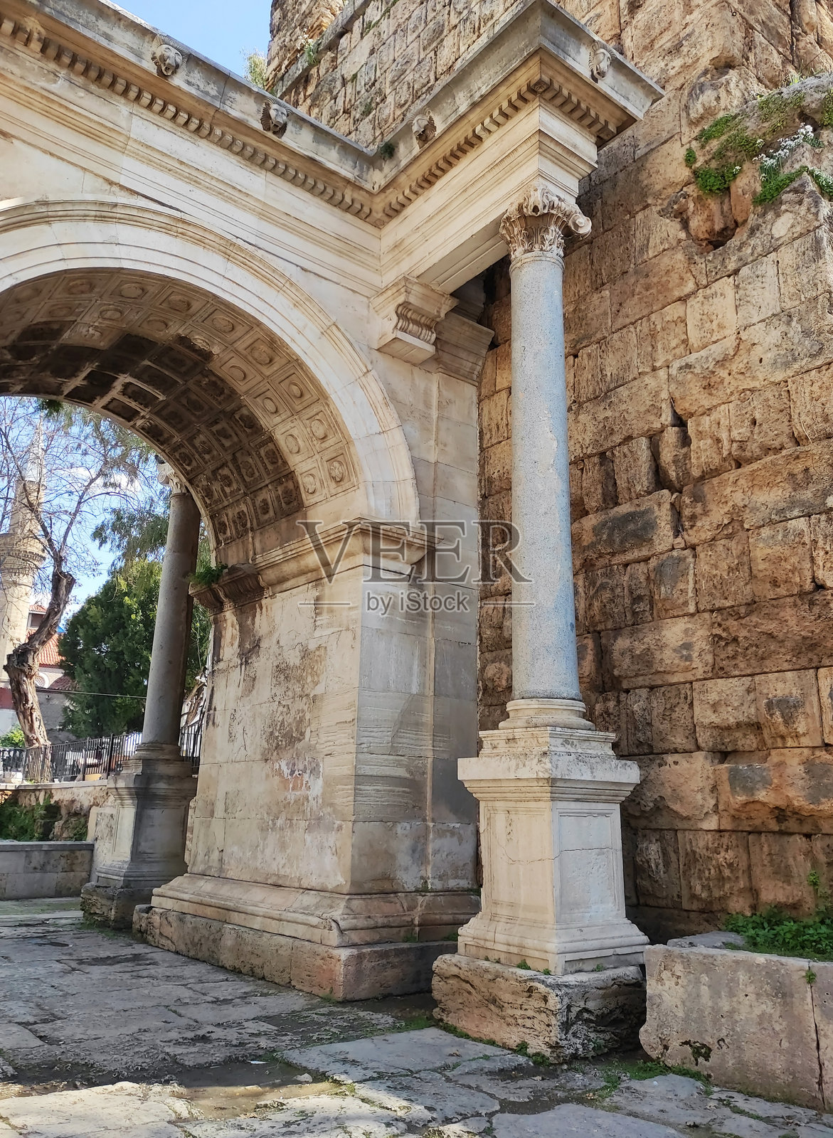 古城的废弃石制入口大门，带有拱门和高大的柱子照片摄影图片