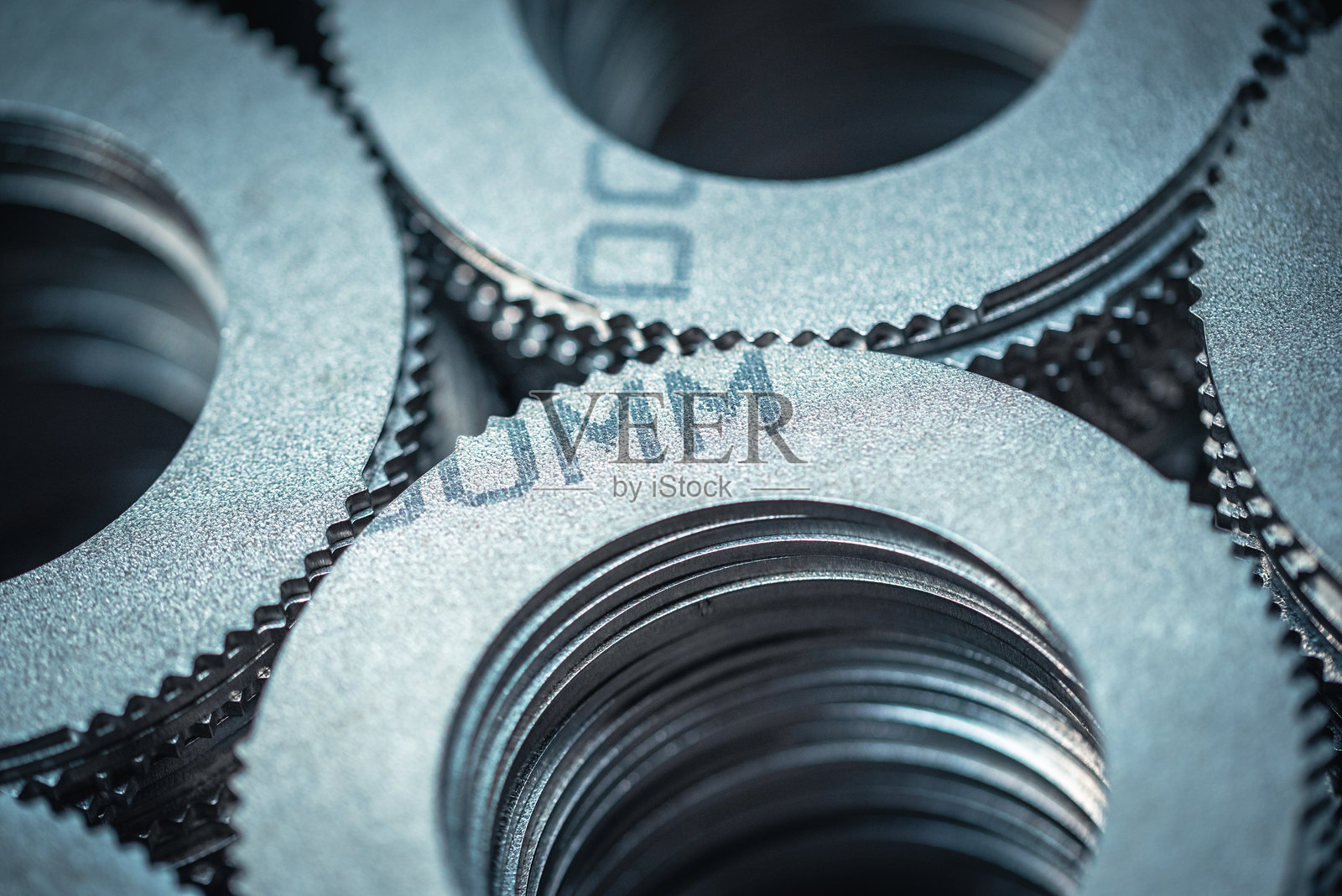 生产后堆叠的小型金属齿轮和零件特写照片摄影图片