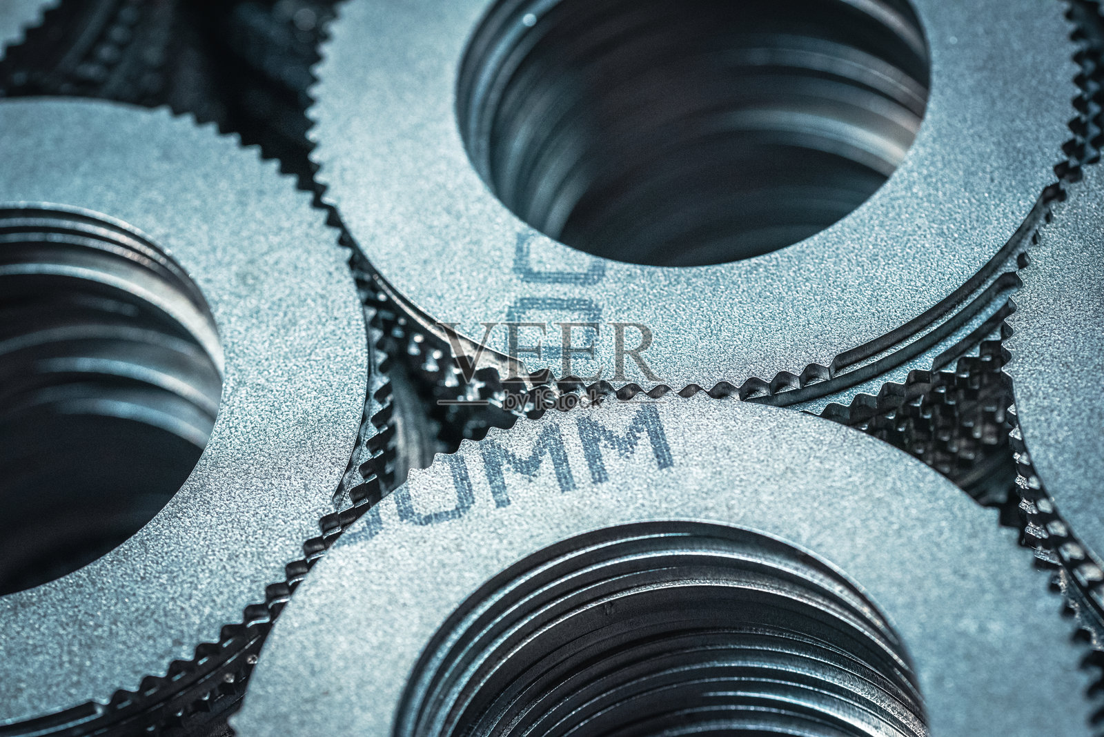 生产后堆叠的小型金属齿轮和零件特写照片摄影图片