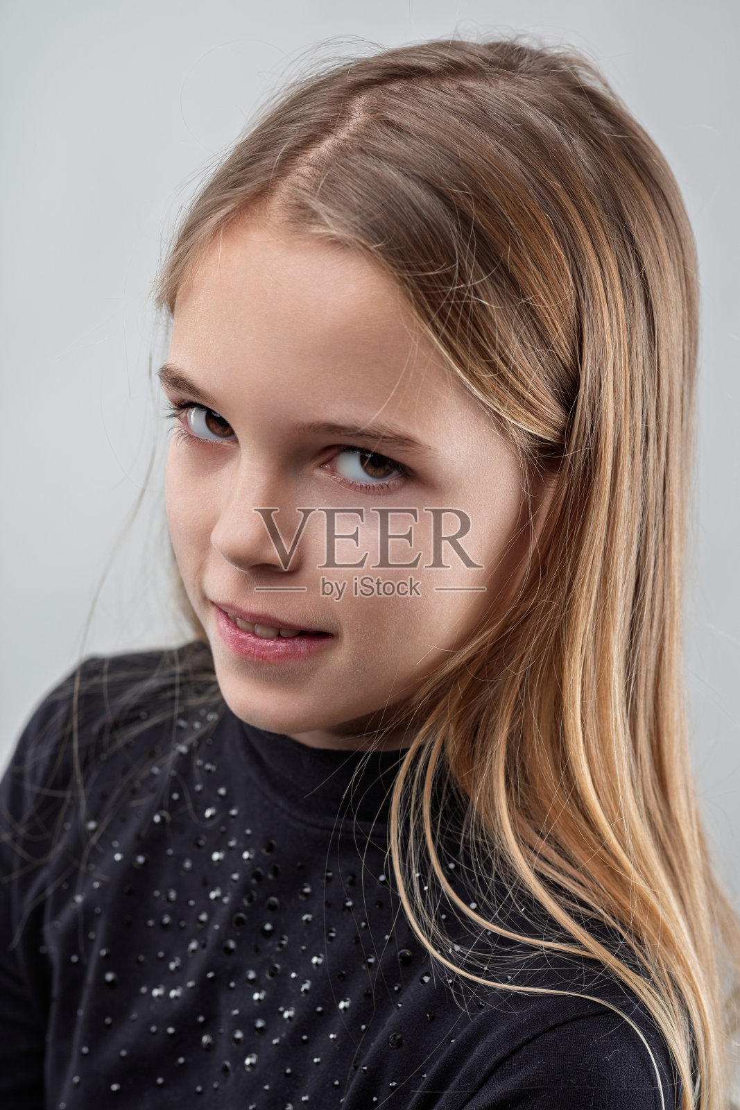 微笑的金发女孩表达思想和感受的肖像照片摄影图片