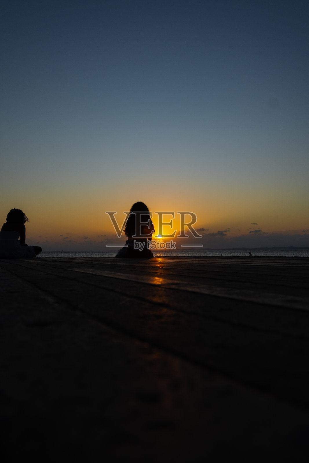 不明身份的人们在巴伊亚州萨尔瓦多的波尔图达巴哈享受戏剧性的日落。照片摄影图片