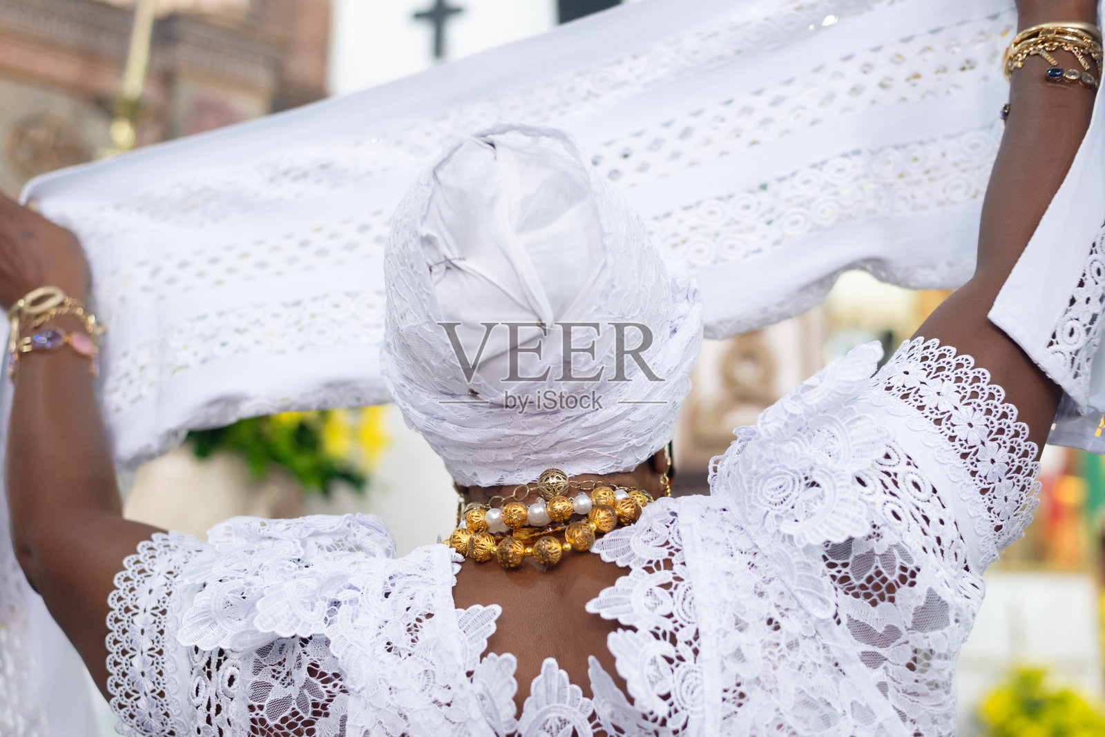 在巴伊亚州萨尔瓦多历史中心佩洛里尼奥的罗萨里奥·多斯·普雷图斯教堂，坎东贝成员在弥撒期间坐着。照片摄影图片