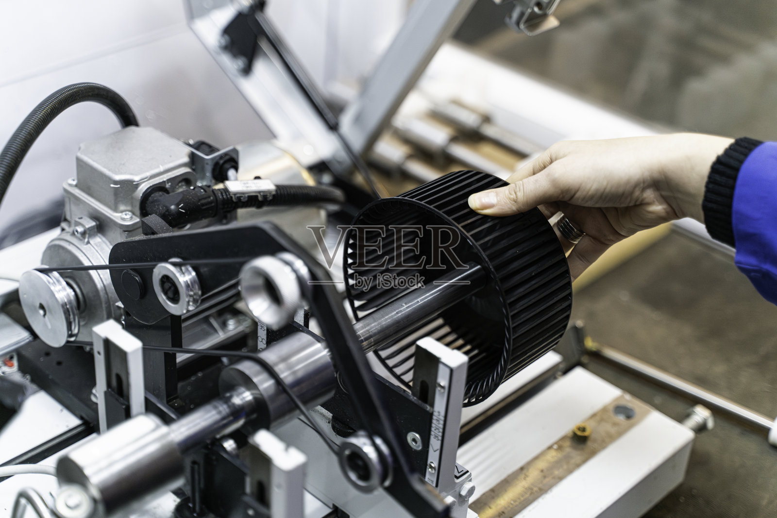 女性工业工人在工厂中操作制造设备照片摄影图片