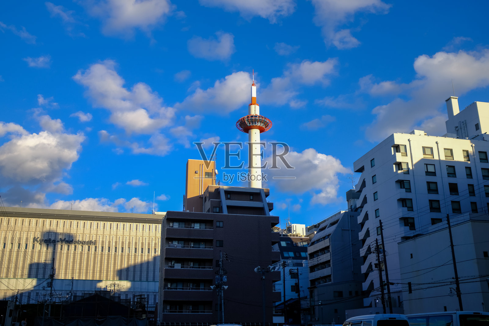 低角度视图的京都塔与蓝天，京都，日本。京都，日本城市风光。照片摄影图片