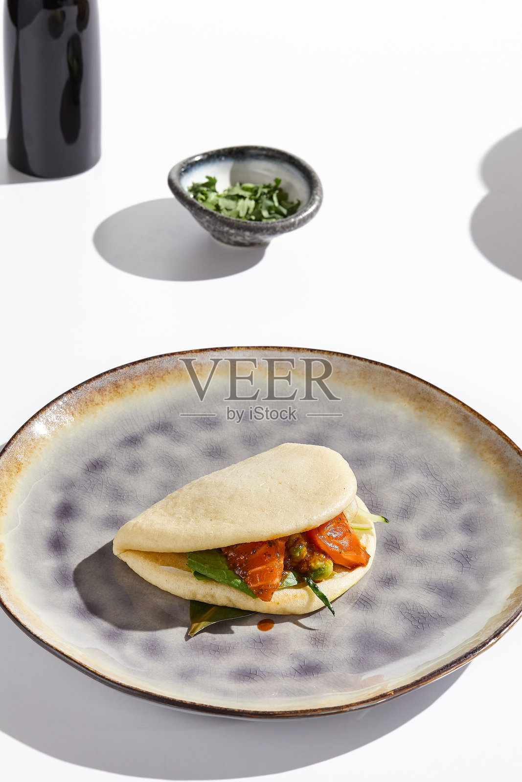 极简风格的鲍包配三文鱼，柔和中性色调的美食享受照片摄影图片