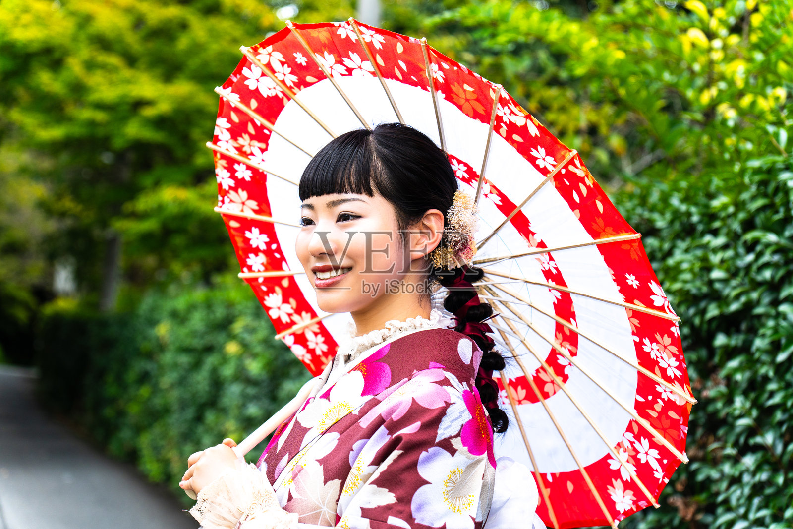 一位穿着和服的女性手持日本伞照片摄影图片