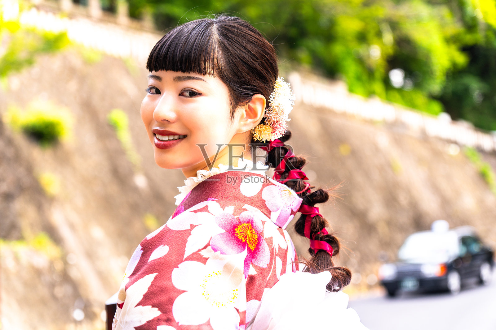 一位穿着和服的女性在城里漫步照片摄影图片