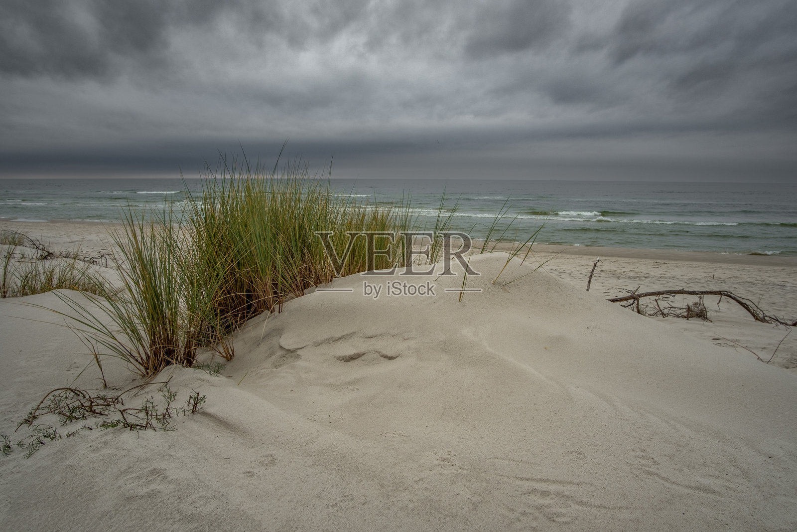 北方戏剧：波罗的海的暴风雨与天空照片摄影图片