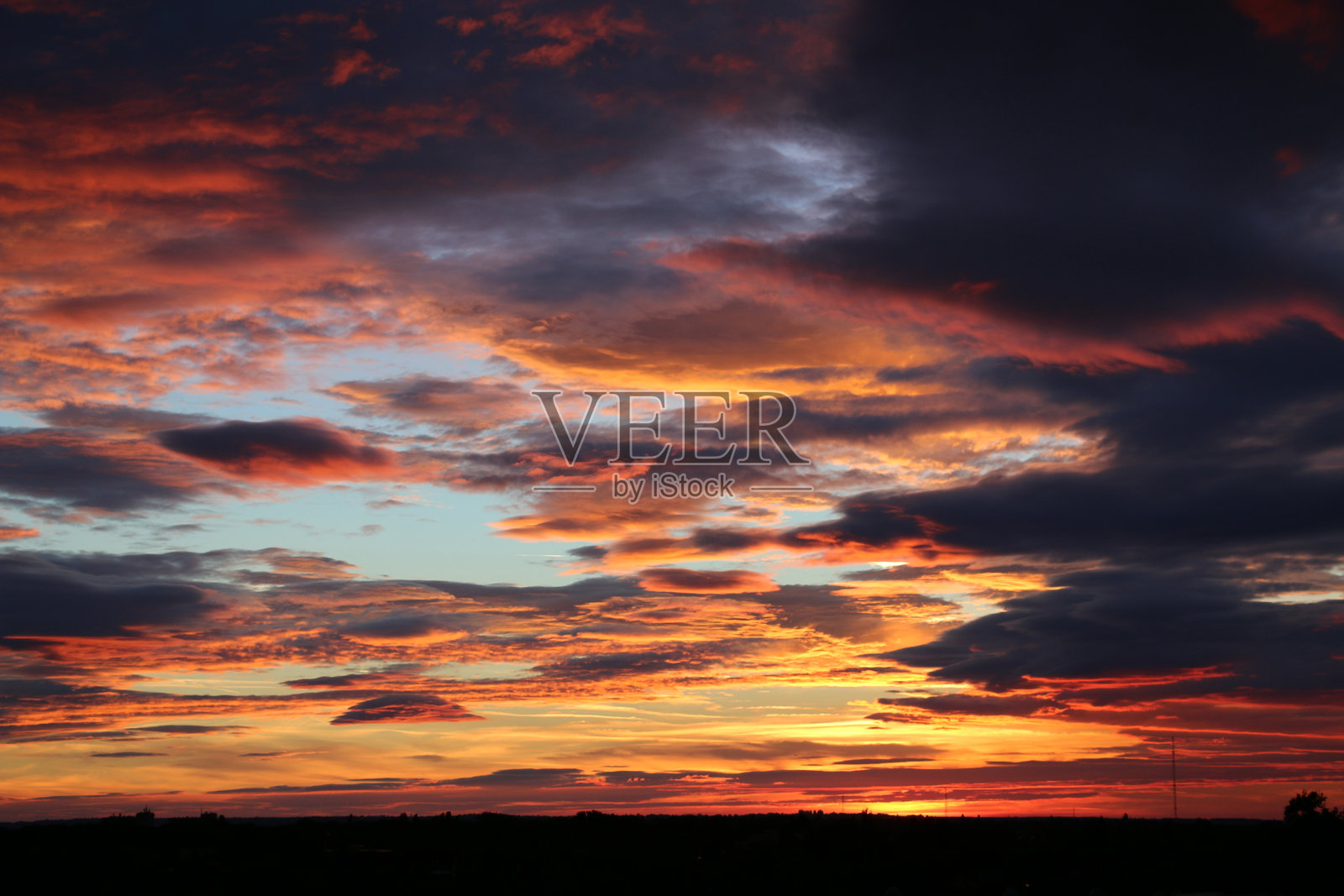 天空中的日出。照片摄影图片