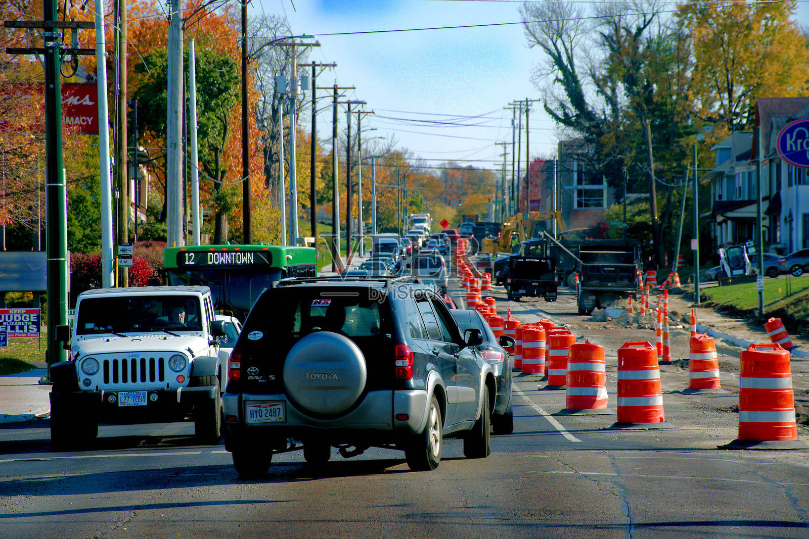 道路工程导致交通延误。照片摄影图片