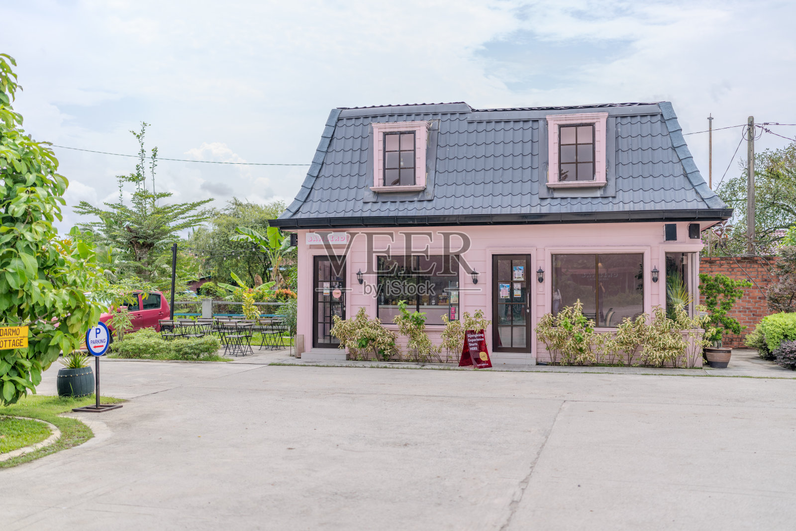 2024年6月16日早晨，马来西亚雪兰莪州42500 Telok Panglima Garang Kampung Medan的Jalan Klang - Banting上一家可爱的西式咖啡馆照片摄影图片