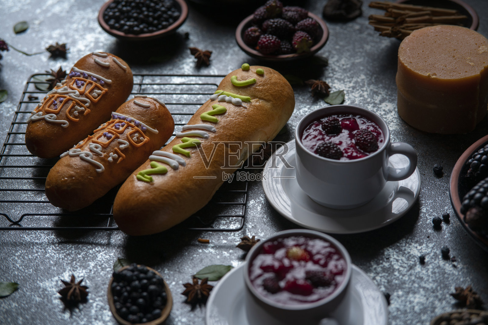 潘的瓜瓜斯与紫色饮料杯，传统的厄瓜多尔亡灵节食品，周围是制作紫色饮料的食材照片摄影图片