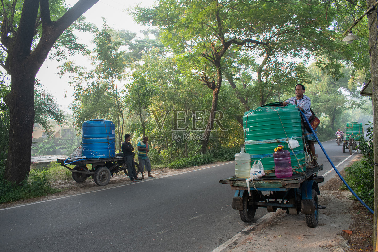 装载饮用水的机动厢式货车照片摄影图片