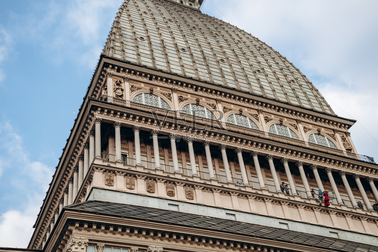 一座高楼，顶部有大型圆顶和柱子照片摄影图片