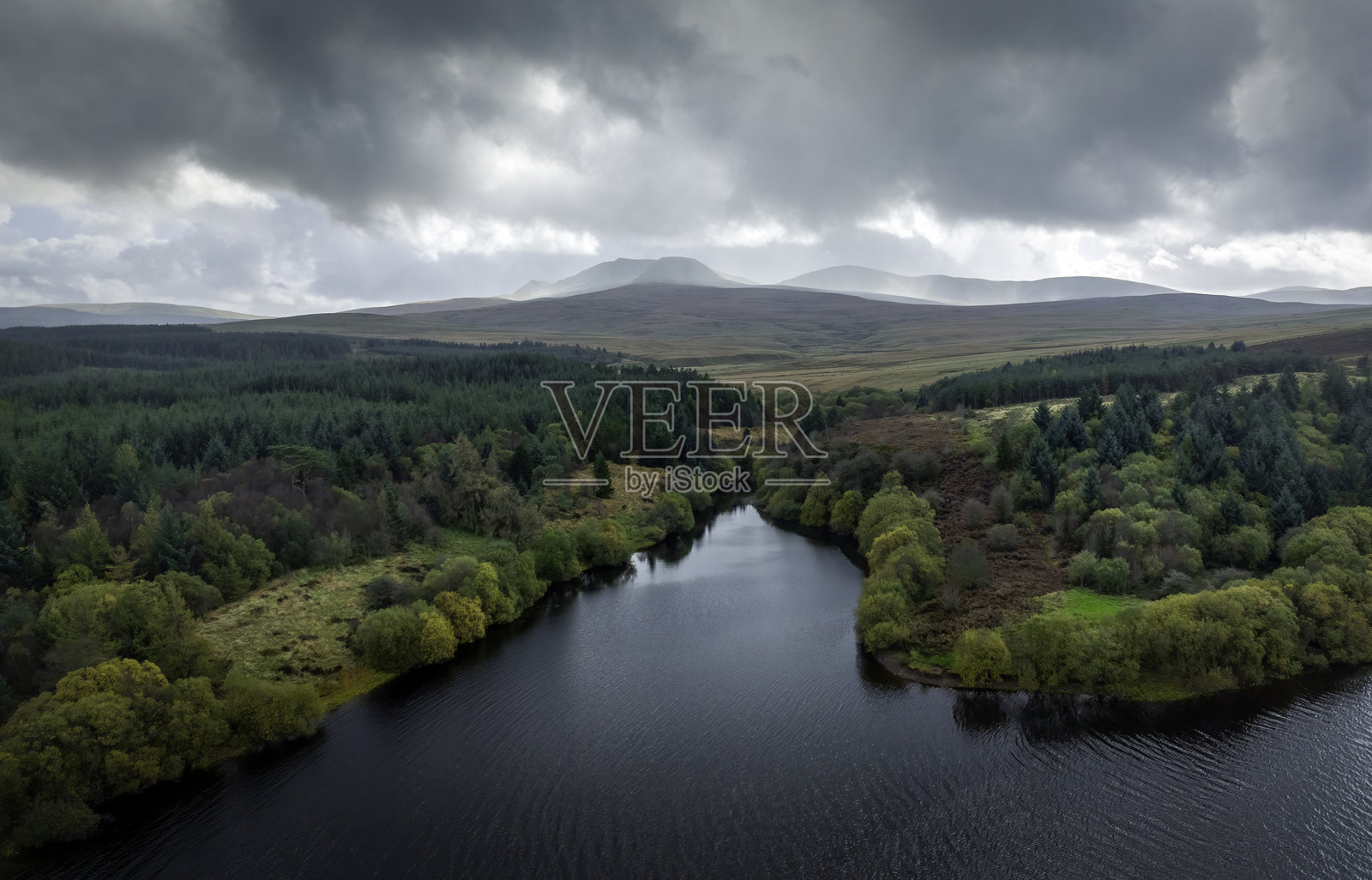 水库与山脉照片摄影图片