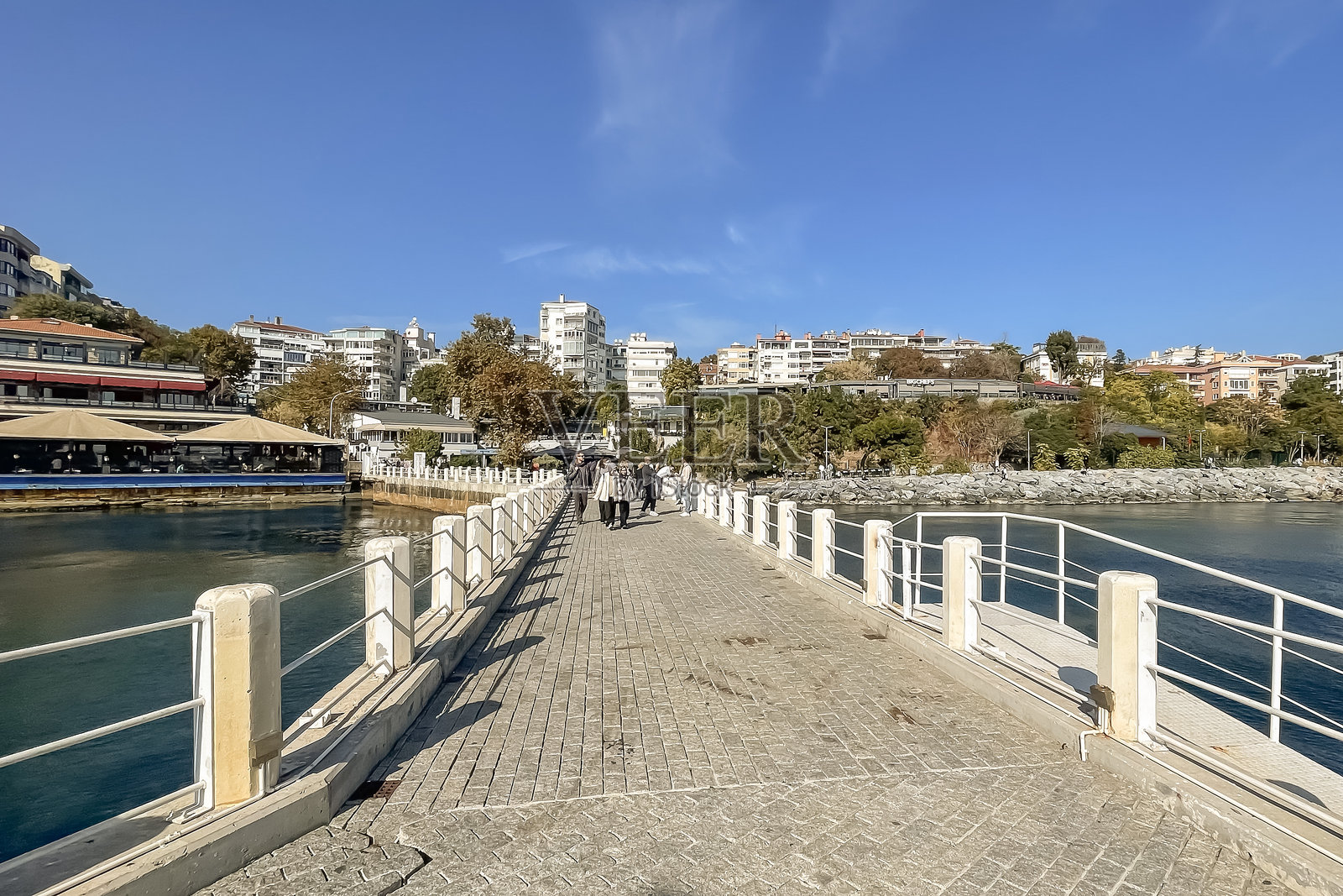 伊斯坦布尔卡迪柯伊区的莫达区以其历史风貌和自然美景而引人注目。照片摄影图片