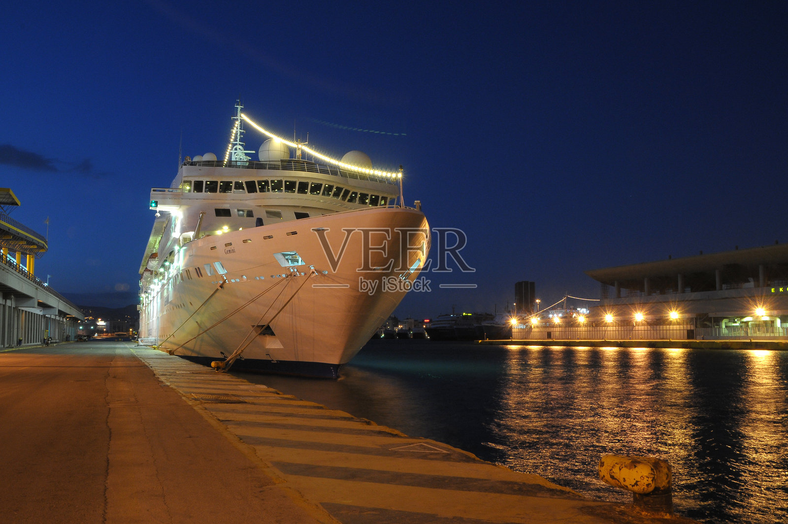停靠在土耳其以弗所港口的船只照片摄影图片