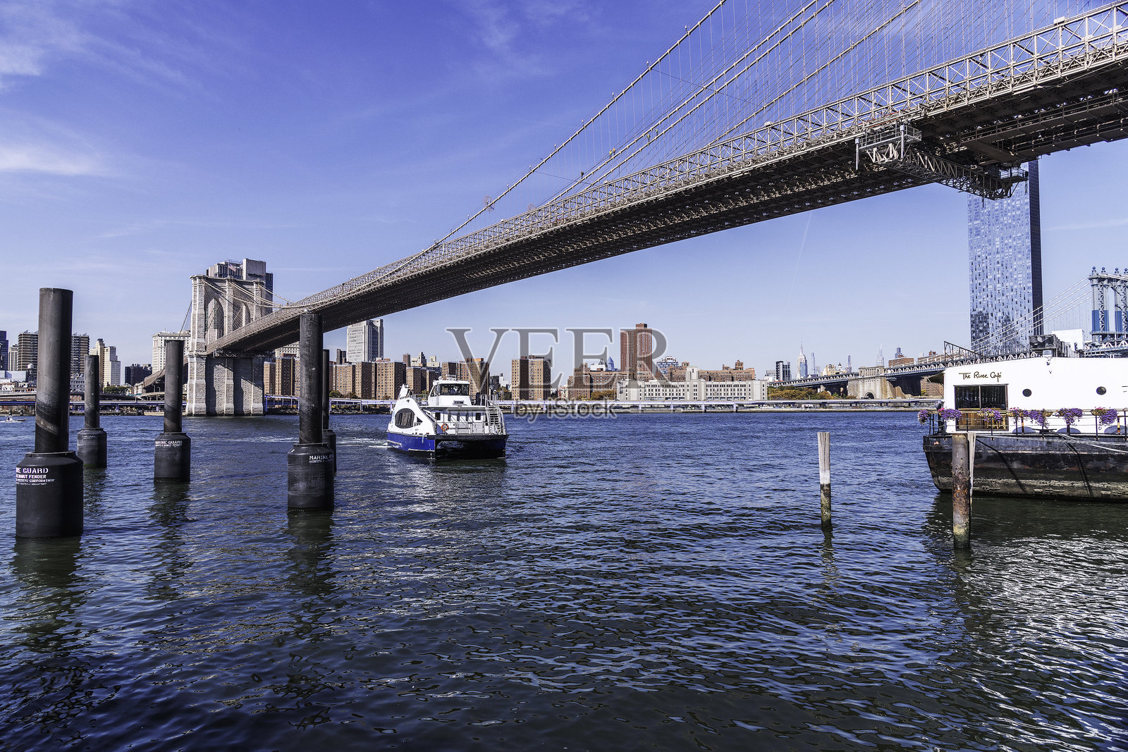 渡轮在布鲁克林的一号码头停靠照片摄影图片