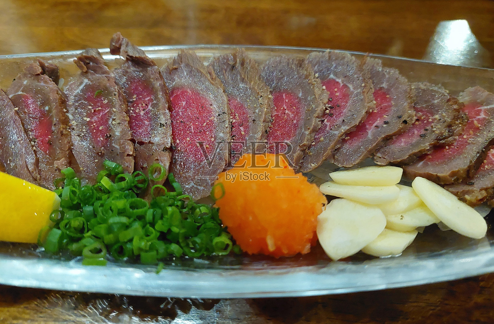 轻烤日本牛肉配柚子酱照片摄影图片