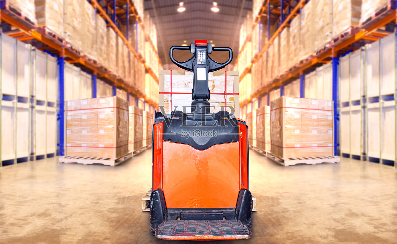 电动叉车与存储仓库中的大宗包装箱托盘。叉车托盘搬运车。高架货架存储配送仓库。供应链，物资仓库运输。物流照片摄影图片