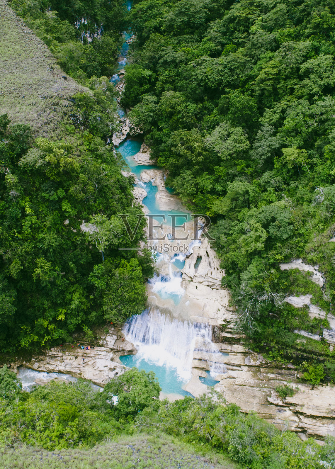 热带雨林中瀑布的鸟瞰图照片摄影图片