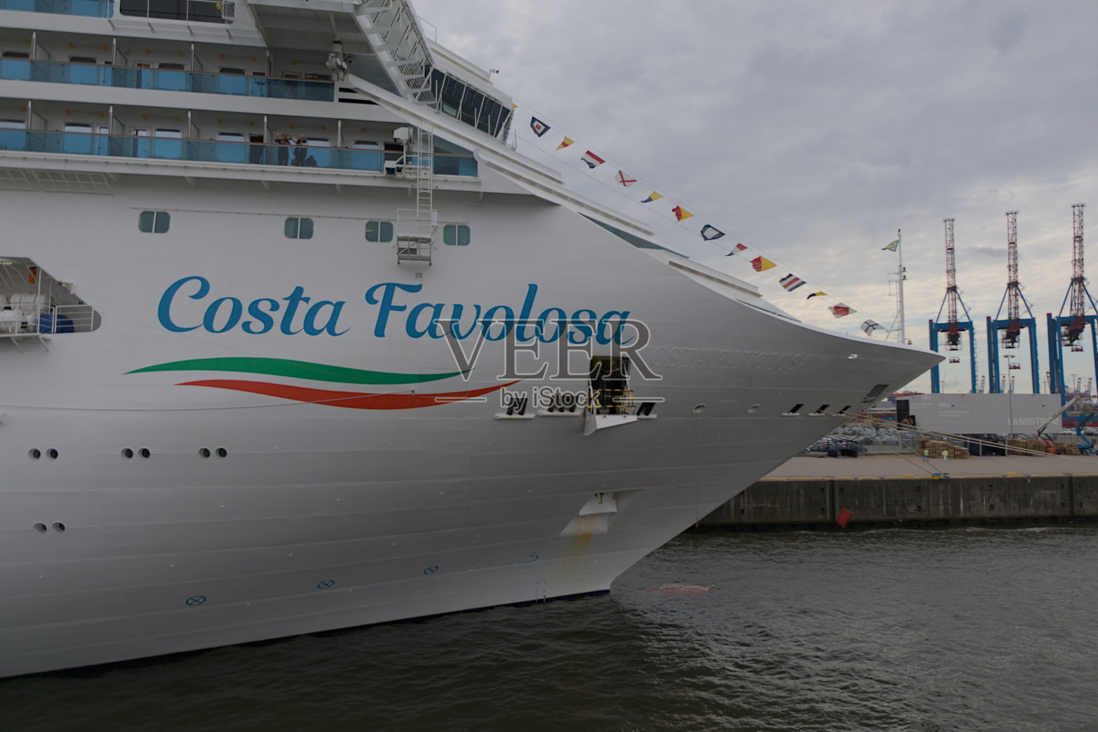 意大利的Costa Favolosa邮轮在汉堡港，天空多云。照片摄影图片