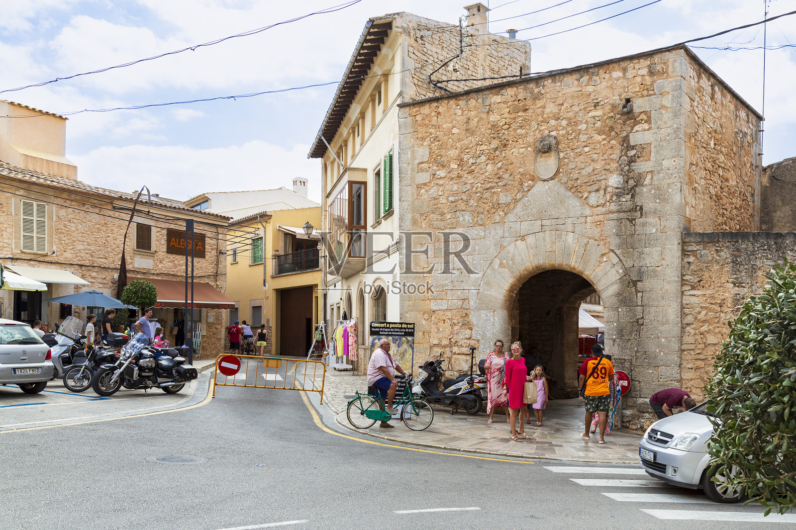 西班牙马洛卡岛圣塔尼的老旧前监狱和城市门 - La Porta Murada。照片摄影图片