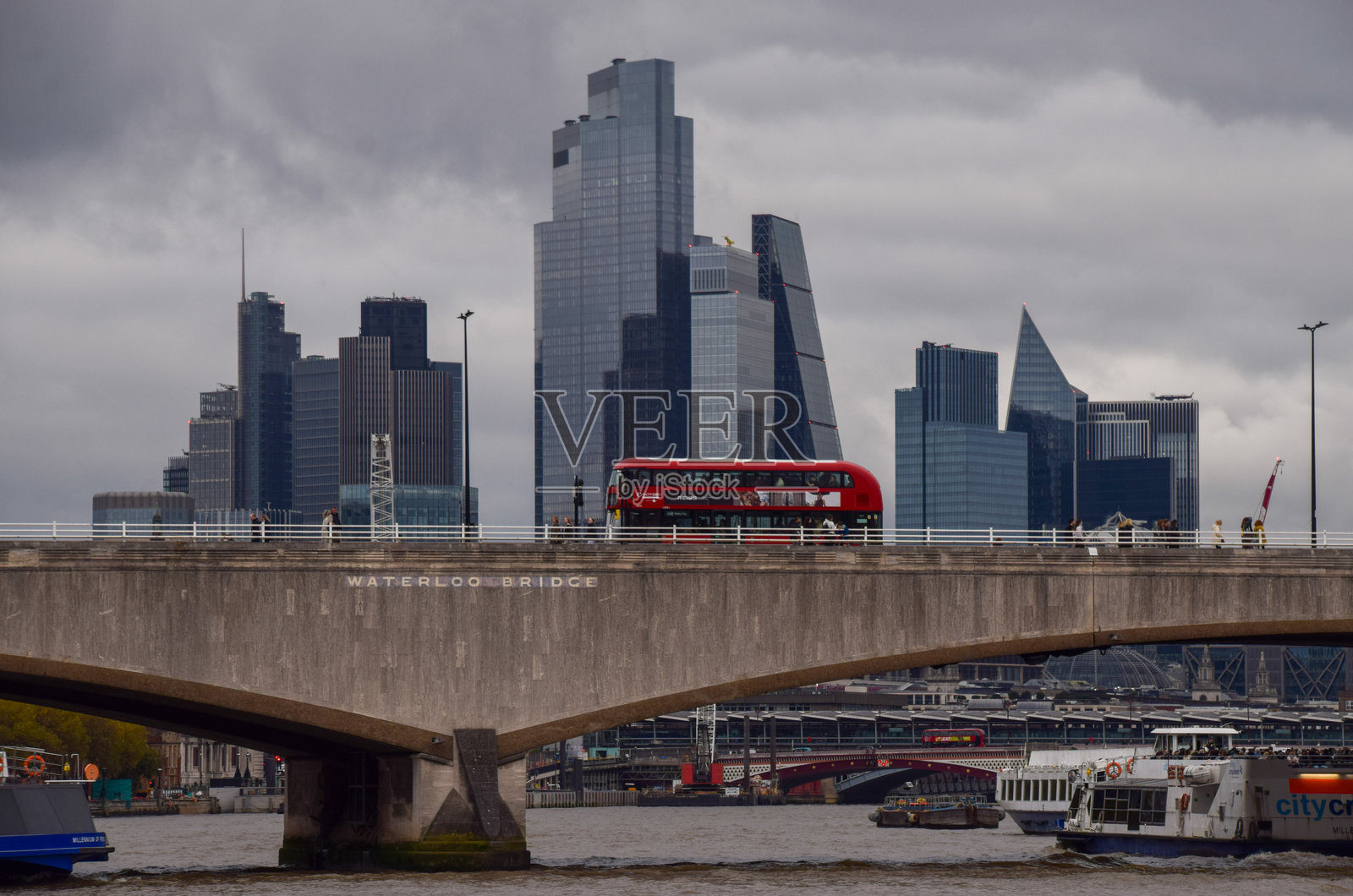 伦敦市天际线与红色巴士照片摄影图片