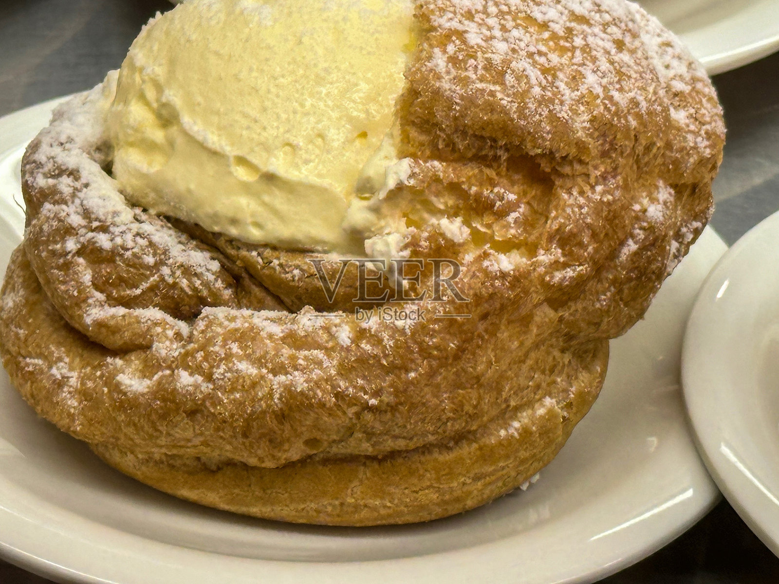 美味的德国餐厅自制奶油泡芙甜点照片摄影图片